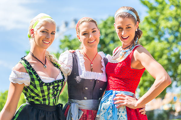 3 Freundinnen im hübschen Dirndl