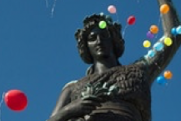 Kopf der Bavaria in München mit Luftballons