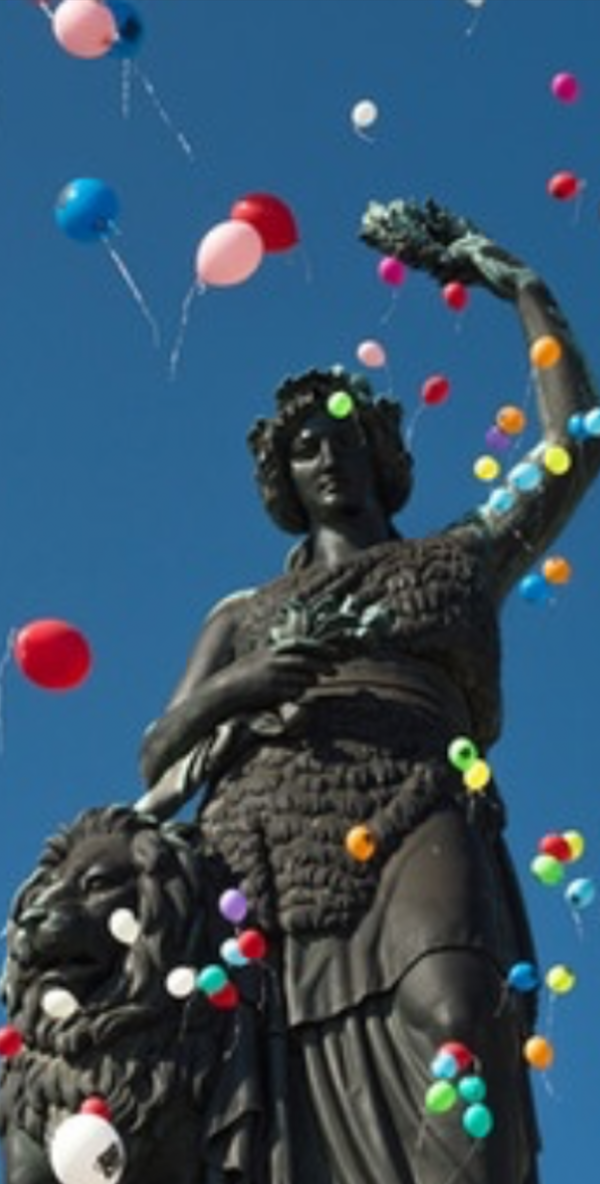 Bavaria Theresienwiese München mit Luftballons