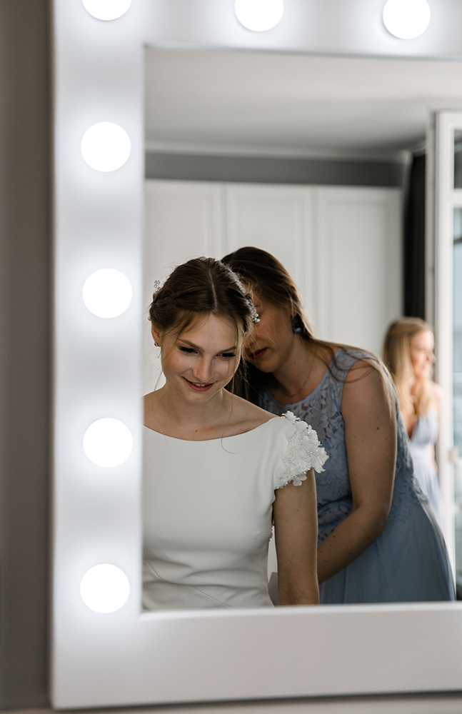 Braut bereitet sich auf Hochzeit vor